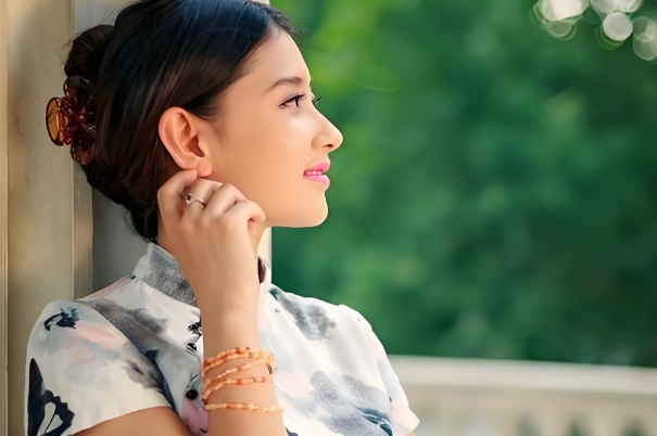 女人梦见活人死而复生_梦见复生寓意